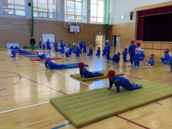 ○１年生　体育科「マット運動」