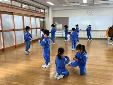 ○１年生　生活科「こま回し」