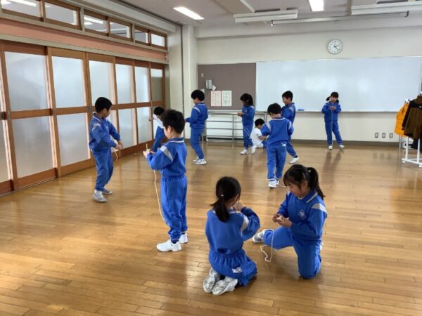 ○１年生　生活科「こま回し」